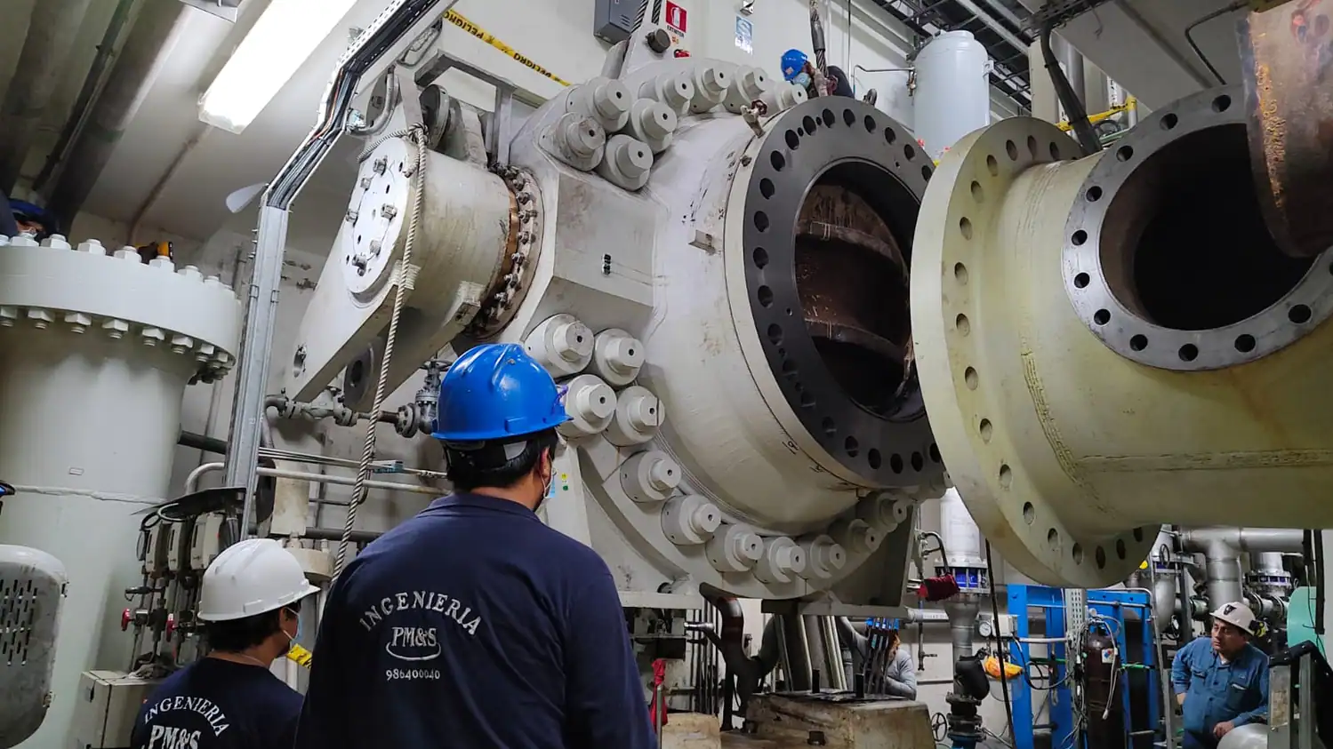 Desmontaje de válvula esférica en central hidroeléctrica