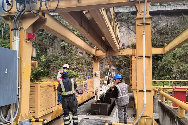 Montaje de compuerta ataguía y fabricación de viga tenaza