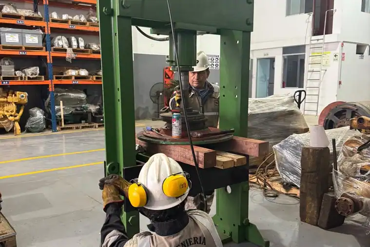 Desmontaje de piezas en taller