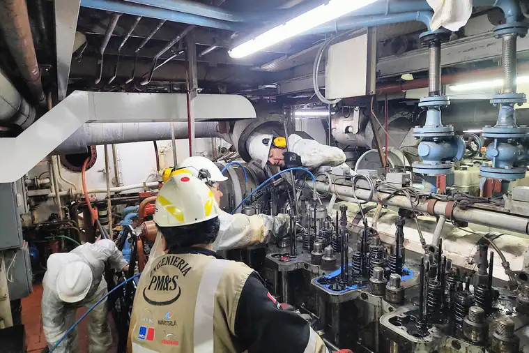 Mantenimiento mayor de 12,000 horas de los motores principales del BIC Humboldt