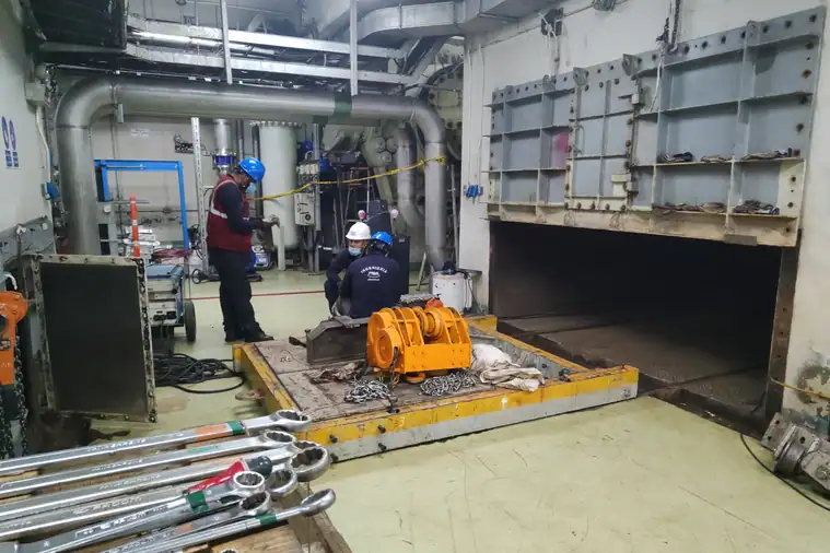 Desmontaje anual de turbina Pelton con carro de cargío